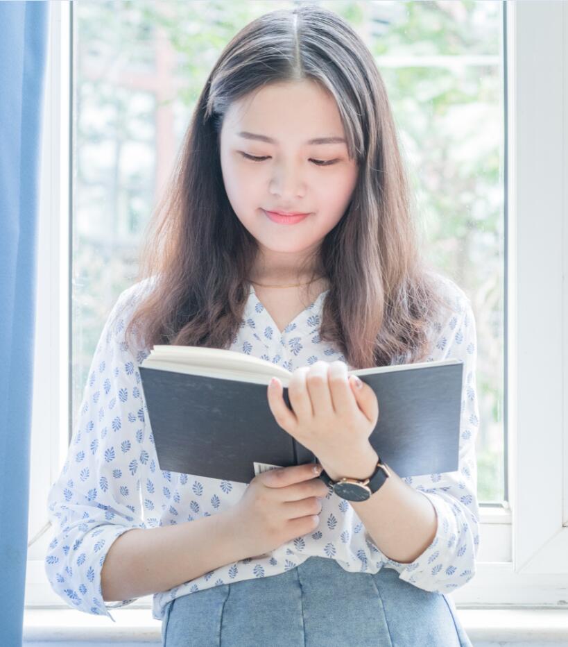 創(chuàng  )意陽(yáng)光廣告公司--平面設計師：小陳