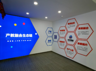 武漢創(chuàng  )意匯廣告公司給偉創(chuàng  )聚贏(yíng)安裝文化墻